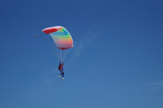 Ростех получил разрешение на серийное производство новых спортивных парашютов для Минобороны